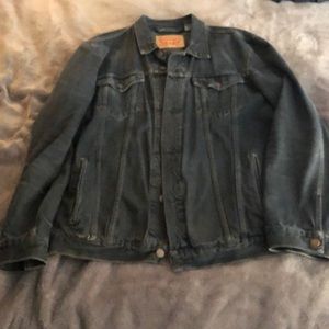 Levi’s denim trucker jacket 72334. Size XL